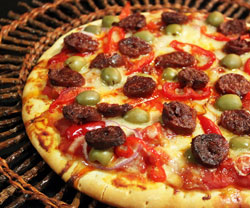 Spansk pizza m. chorizo og manchego