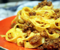 Fettuccine ragu opskrift