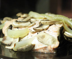 Bagt laks med champignon opskrift