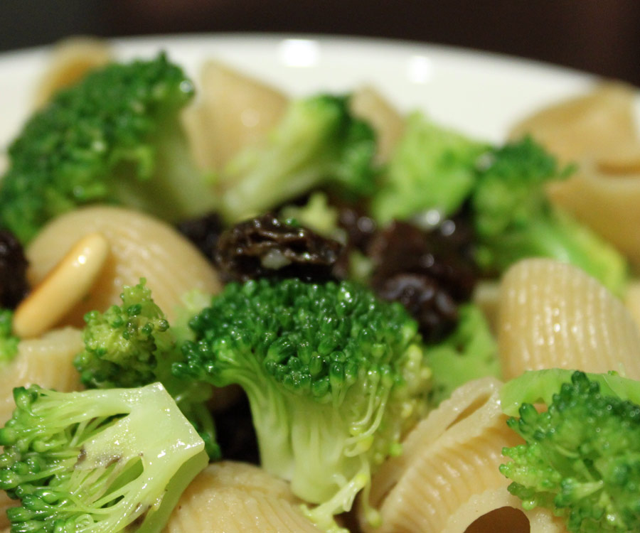 Fuldkornspasta med broccoli, safran, rosiner og pinjekerner