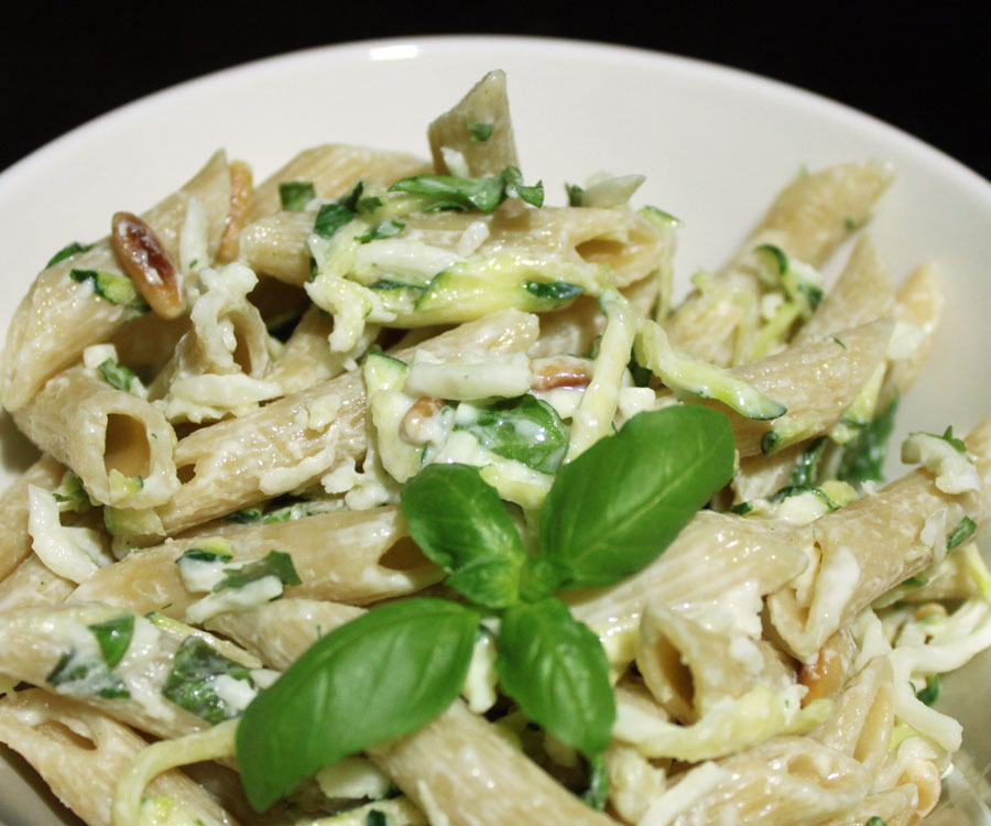 Grøn pastasalat med pinjekerner