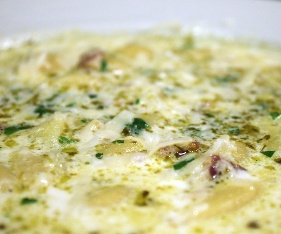 Kartoffel og pasta suppe med pesto opskrift