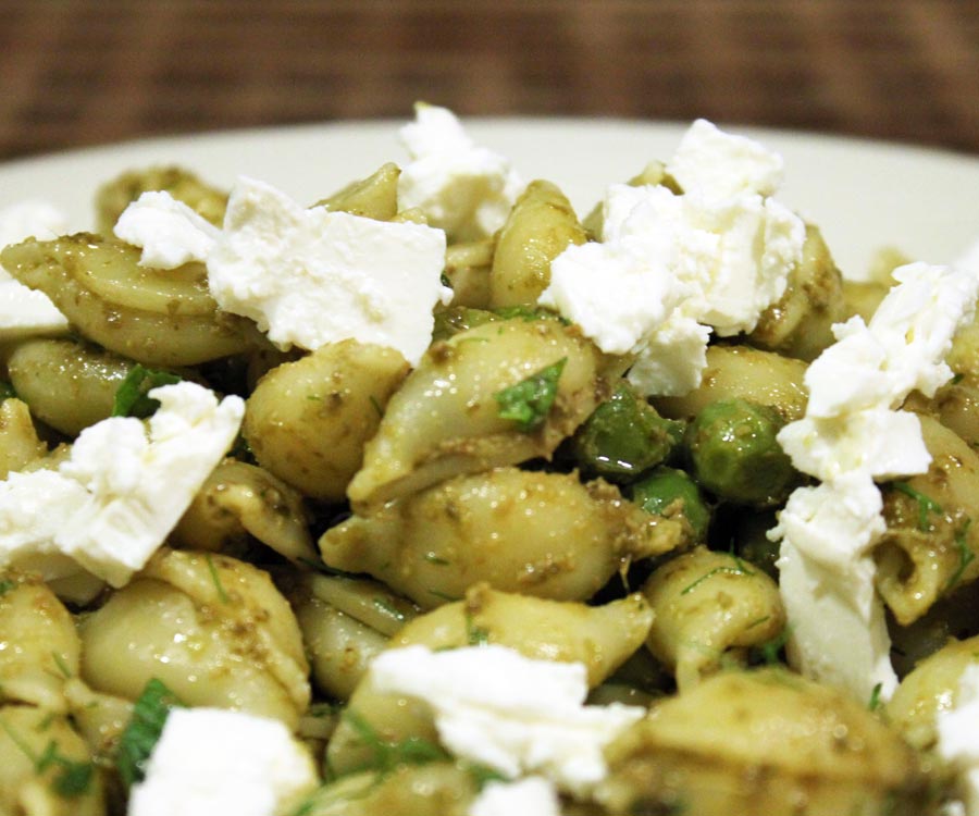 Orecchiette med pesto, ærter og feta