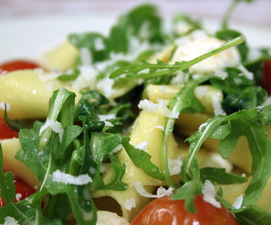 Pappardelle med tomater og mozzarella opskrift