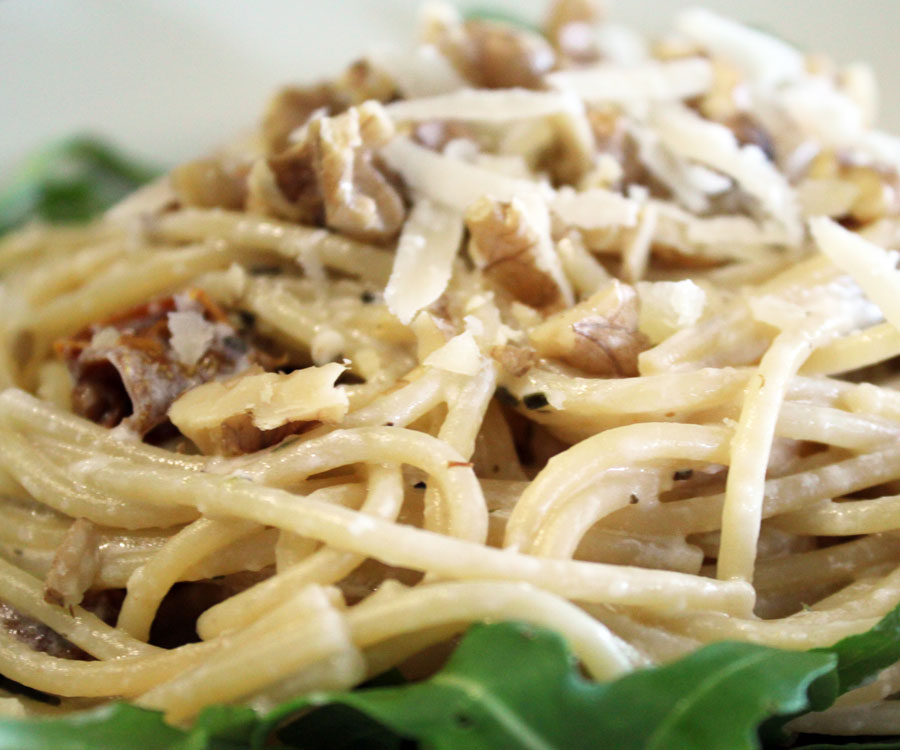 Pastasalat med soltørrede tomater og valnødder