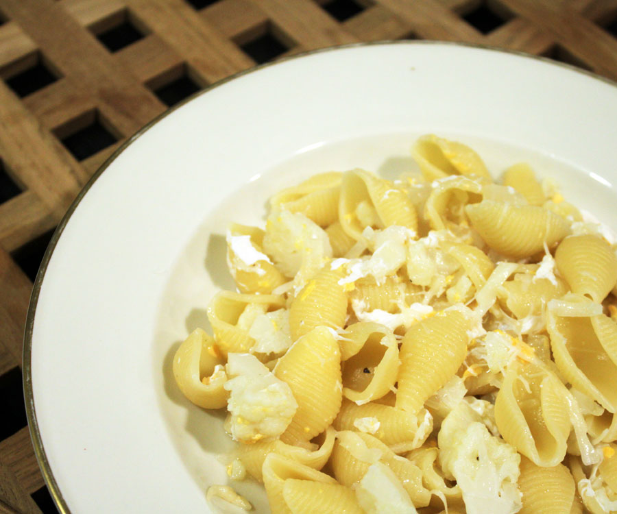 Skalpasta med blomkål og æg