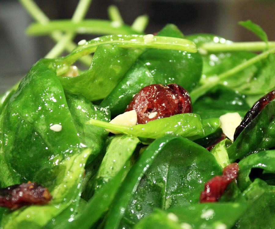 Salat med spinat og tranebær opskrift