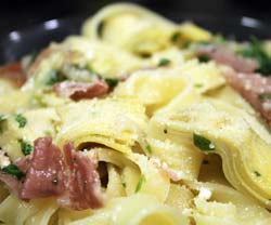 Tagliatelle med parmaskinke og artiskokker