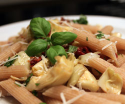 Penne med artiskok og soltørret tomat opskrift