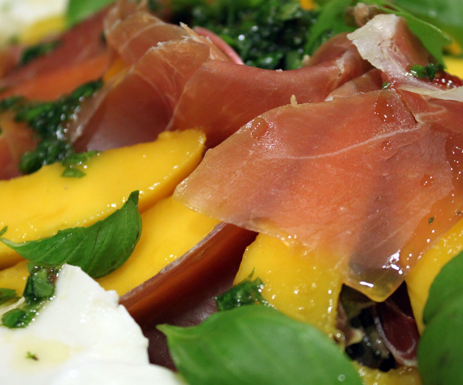Mozzarella, mango og serranoskinke salat - opskrift -