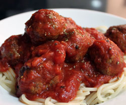 Spaghetti med kødboller opskrift