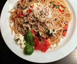Spaghetti med tomat og mozzarella