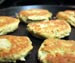 Tunfrikadeller med naanbrød og kikærtesalat